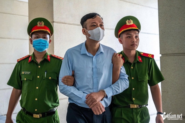 Hình ảnh dẫn giải cựu Phó Chủ nhiệm Văn phòng Quốc hội Phạm Thái Hà tới tòa - 7
