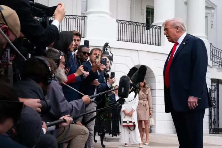 Tổng thống Mỹ Donald Trump chia sẻ với báo giới ở Nhà Trắng ngày 7-9. Ảnh: THE NEW YORK TIMES