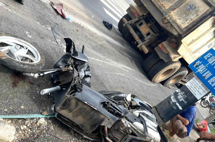 Một xe máy hư hỏng nặng sau khi ô tô tải tông trúng
