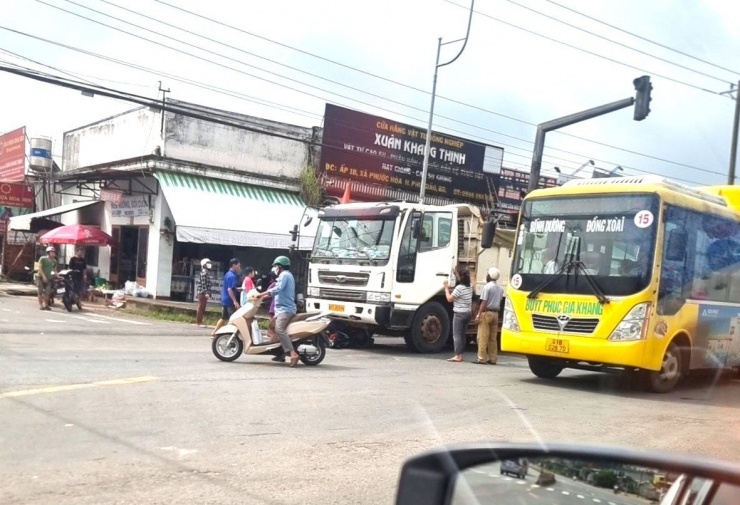TPHCM: Hãi hùng xe ben ‘lùa’ loạt xe máy đang dừng đèn đỏ - 3