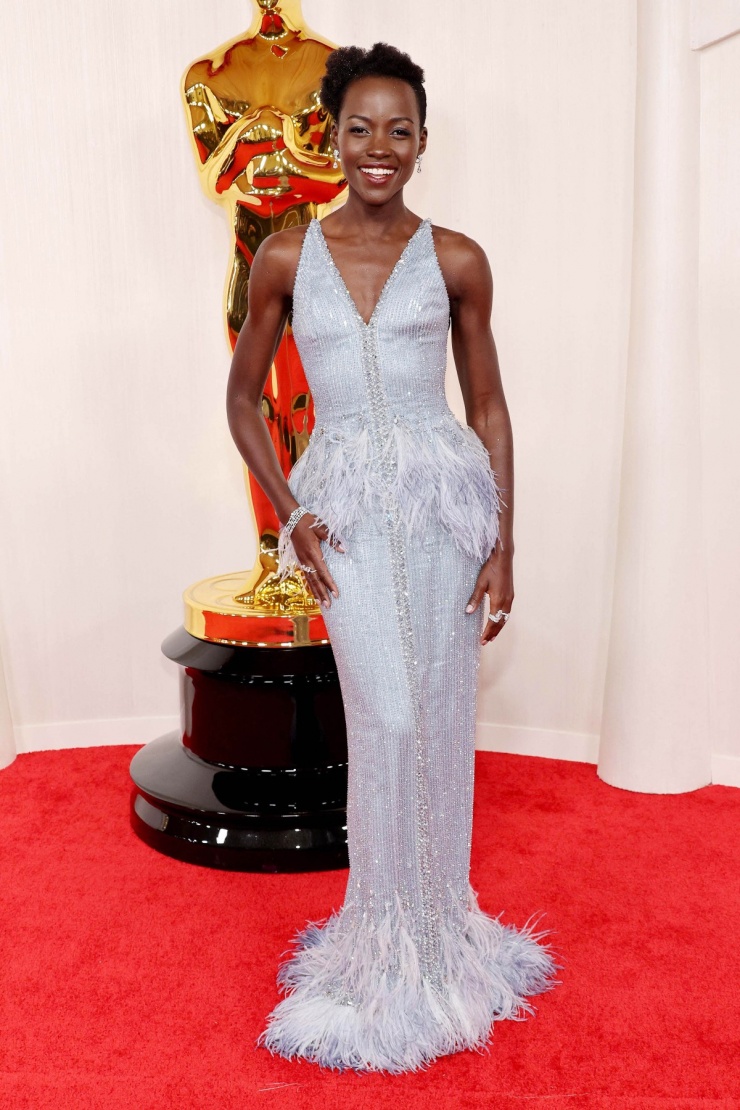 "Viên ngọc đen" Lupita Nyong'o ghi điểm tại Oscar 2024 trong chiếc váy kết đá và đính lông vũ tỉ mỉ.