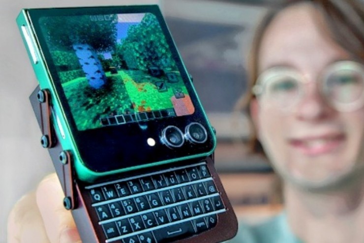 YouTuber "độ" Z Flip5 hỏng thành điện thoại trượt với bàn phím BlackBerry