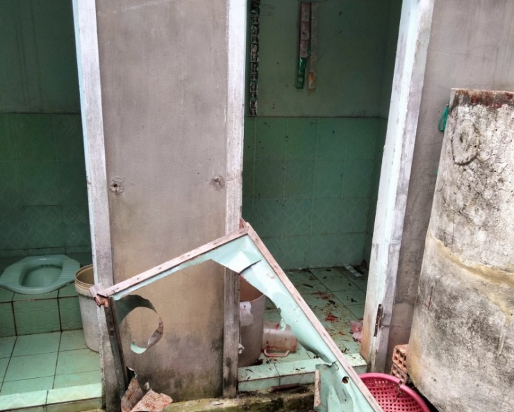 Phòng tắm tại nhà riêng mà Nguyễn Văn Ty cầm dao cố thủ trước khi bị bắt giữ.
