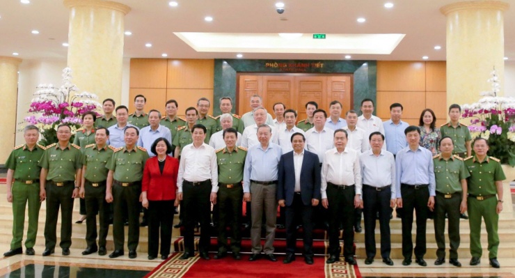 Tập thể Bộ Chính trị và các đại biểu chụp ảnh lưu niệm cùng Ban Thường vụ Đảng ủy Công an Trung ương. Ảnh: Cổng TTĐT Đảng Cộng sản