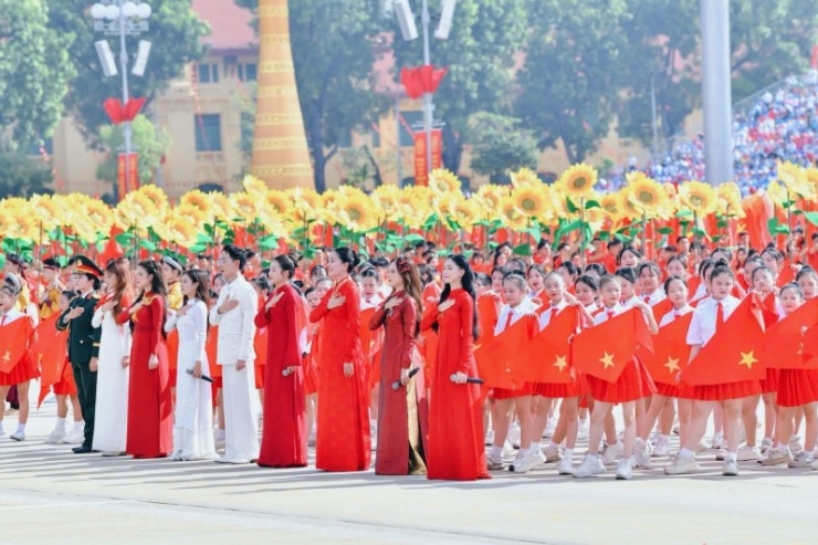 Màn trình diễn “Khí phách Việt Nam” của&nbsp; 80 nghệ sĩ tên tuổi và khoảng 2.000 diễn viên quần chúng tạo nên một khúc tráng ca.