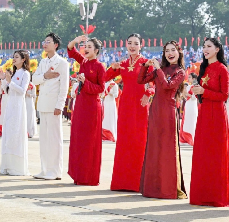 Các nghệ sĩ biểu diễn tại Quảng trường Ba Đình vào sáng 2/9.