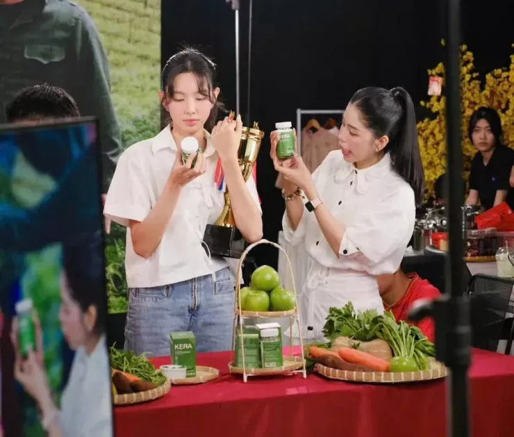 Hằng Du Mục và hoa hậu Thùy Tiên trong một lần livestream bán kẹo Kera.
