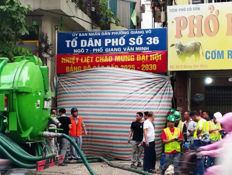 Lực lượng chức năng huy động xe tec để khắc phục sự cố bùn phun trào tại ngõ số 7, phố Giang Văn Minh vào chiều tối ngày 8-9. Ảnh: MRB