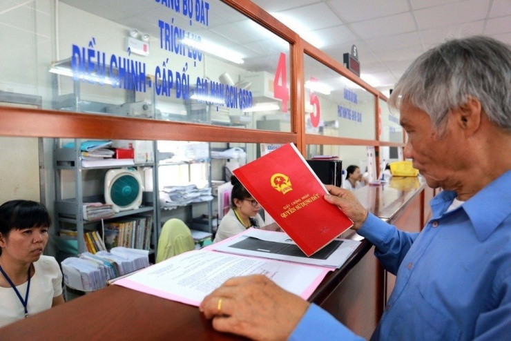 Người dân làm các thủ tục về lĩnh vực đất đai