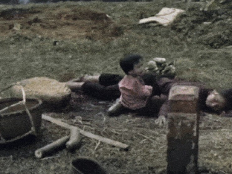 Em bé 2 tuổi ngồi khóc thét bên thi thể mẹ trong ‘Mưa đỏ’
