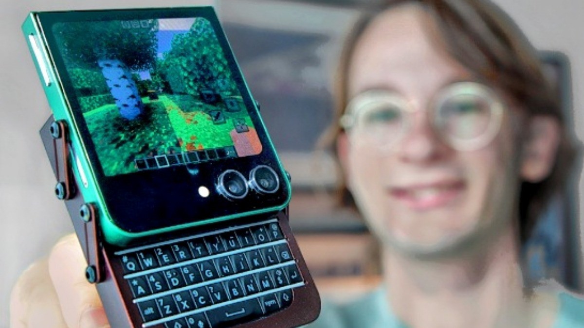 Chiếc điện thoại trượt làm bằng cách gắn bàn phím BlackBerry dưới màn hình Z Flip5