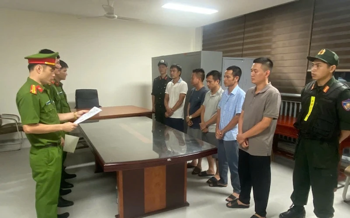 Cơ quan Cảnh sát điều tra Công an tỉnh Thanh Hóa thi hành các lệnh khởi tố các bị can liên quan tới vụ án "trùm giang hồ" Mạnh "gỗ". Ảnh: Công an Thanh Hóa