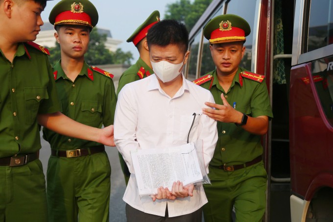 Cựu chủ tịch Thuận An Nguyễn Duy Hưng tại sân TAND Hà Nội. Ảnh: Phạm Dự