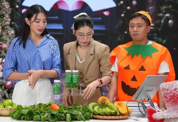 Hoa hậu Thùy Tiên, Quang Linh Vlogs và Hằng Du Mục trong một phiên livestream. Ảnh: Cắt từ video