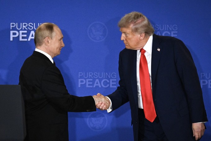Tổng thống Putin (trái) và Tổng thống Trump bắt tay tại cuộc họp báo ở Alaska ngày 15/8. Ảnh: AFP