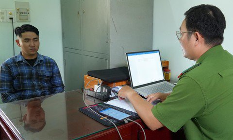 Đối tượng Lê Quan Trường Hải tại cơ quan công an. Ảnh: Anh Tín.