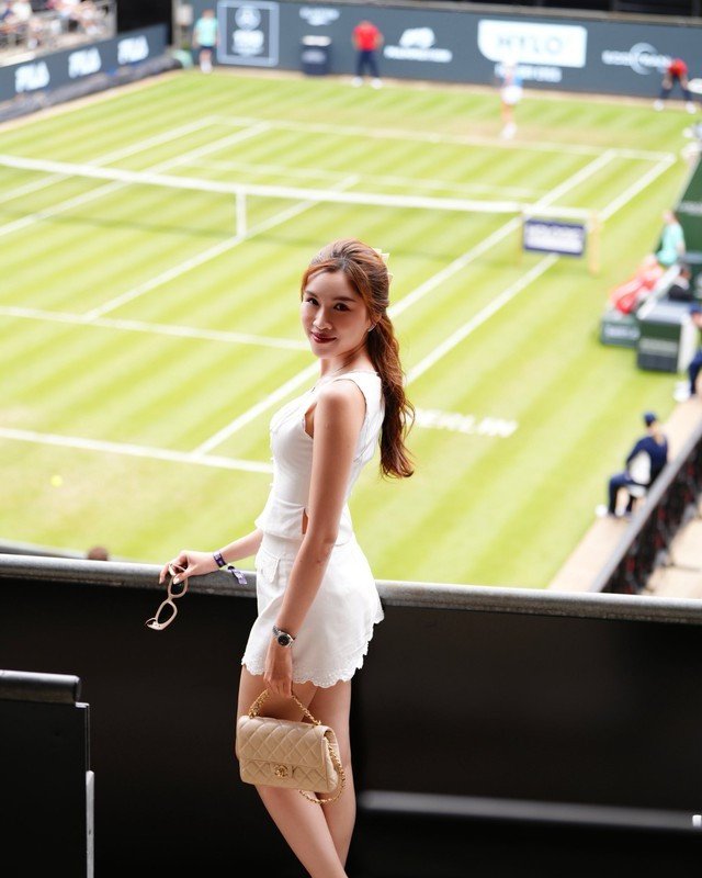 Nhưng không chỉ dừng lại ở ánh đèn rực rỡ, nữ MC sinh năm 1996 - Thanh Thanh Huyền còn khiến fan bất ngờ với hình ảnh đời thường năng động, đam mê thể thao và truyền cảm hứng sống khỏe, sống chất.