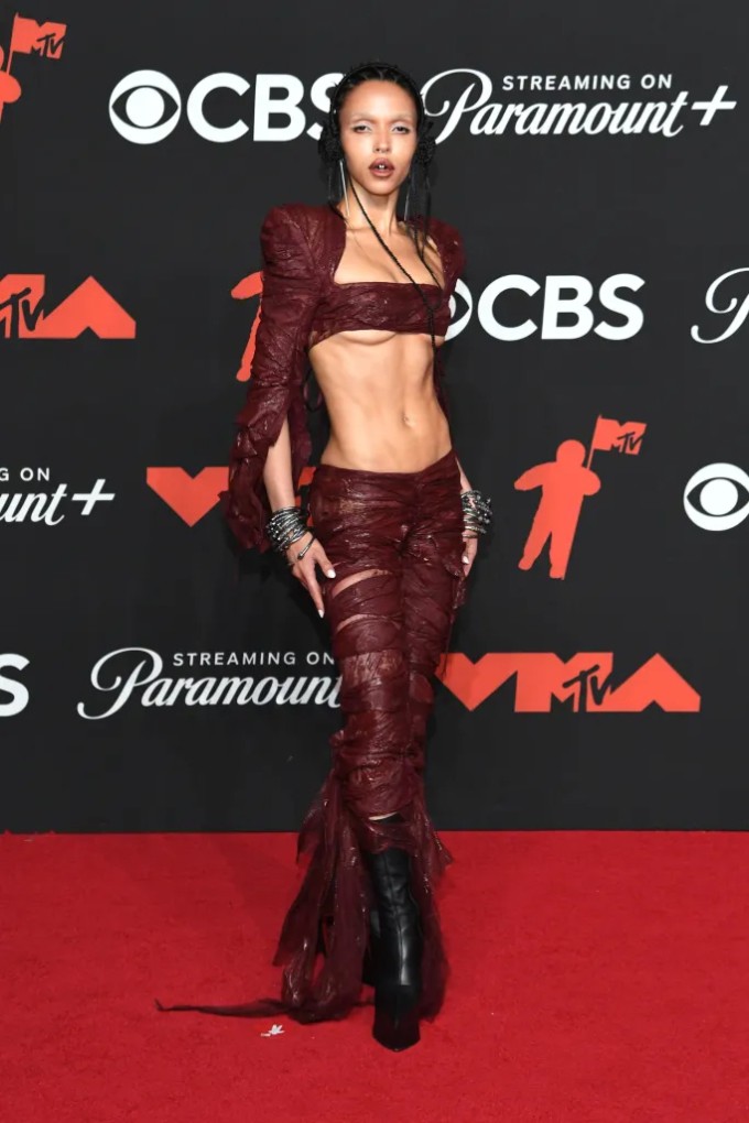 Ngôi sao người Anh, FKA Twigs, mặc
thiết kế phóng khoáng khoe cơ bụng trên thảm đỏ MTV Video Music
Awards (VMAs) tại UBS Arena.