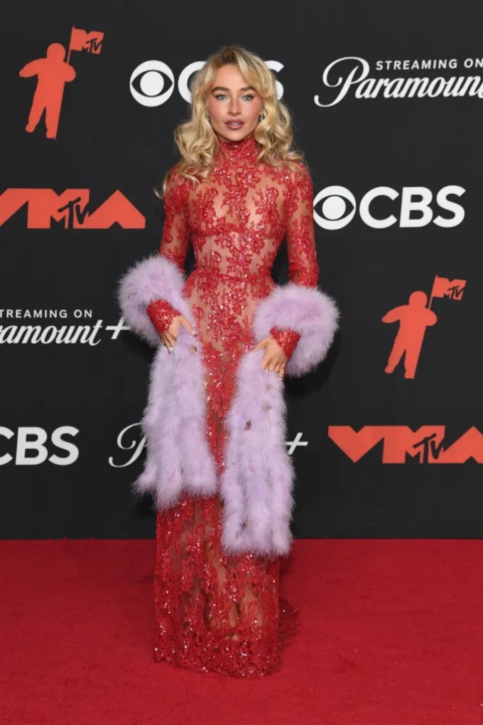 Ca sĩ Sabrina Carpenter mặc đầm ren
Valentino xuyên thấu.