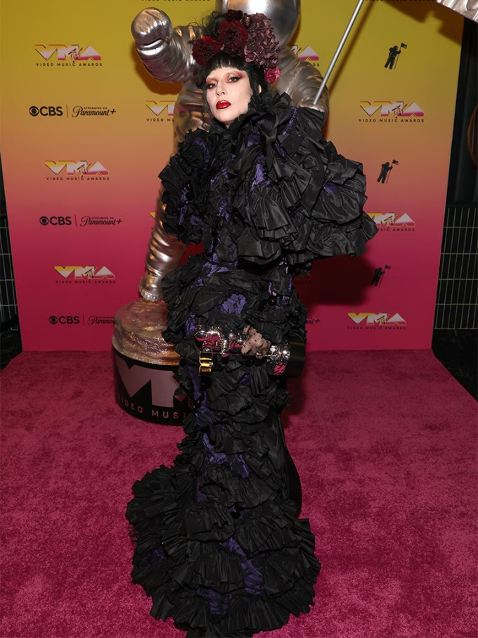 Trong khi các đồng nghiệp trẻ diện đồ
sexy, Lady Gaga tạo dấu ấn riêng với thiết kế kín như bưng của Marc
Jacobs.