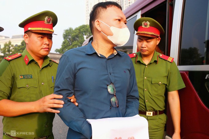 Ông Trần Viết Cương bị áp giải vào phiên tòa. Ảnh: Phạm Dự