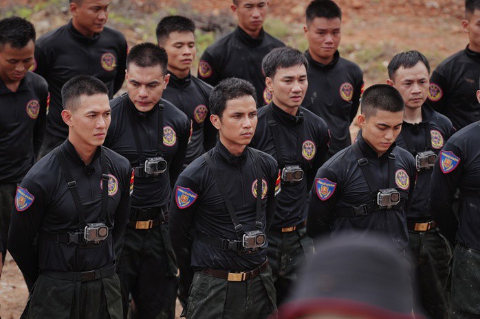 12 chiến sĩ nhập vai "Cảnh sát cơ động"
