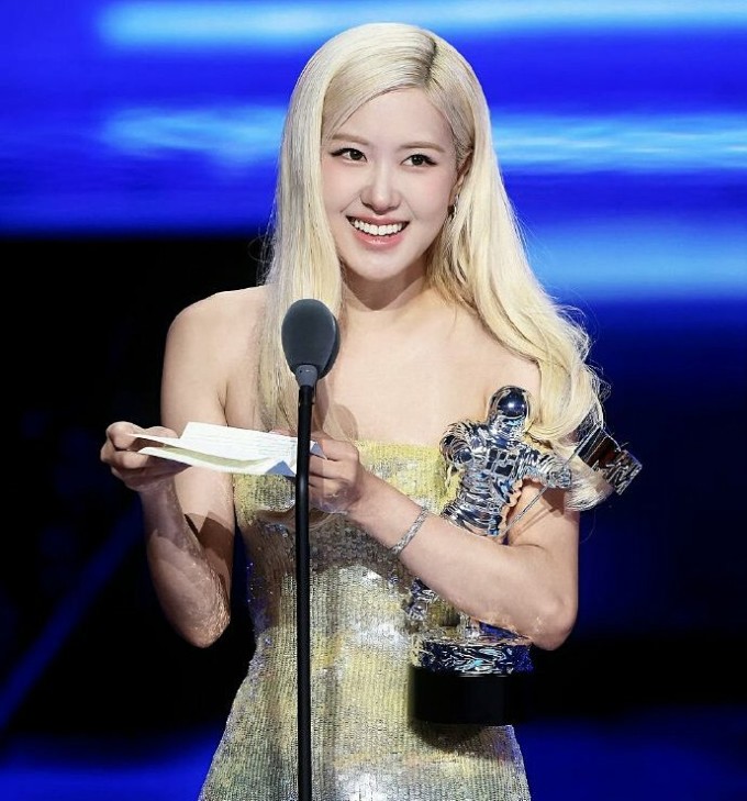 Rosé xuất hiện trên thảm đỏ VMAs trong chiếc váy dài sequin hở vai màu vàng nhạt. Ảnh: Weibo