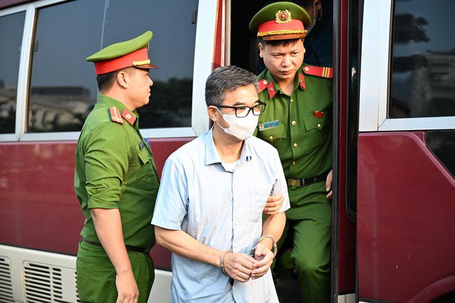 Bị cáo trong vụ án bị di lý tới phiên xử...