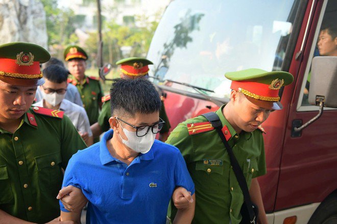 Bị cáo Nguyễn Duy Hưng - Chủ tịch Tập đoàn Thuận An bị dẫn giải tới tòa.