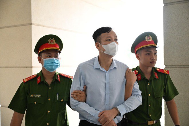 Lực lượng Cảnh sát hỗ trợ tư pháp dẫn giải bị cáo trong vụ án tới phiên tòa...