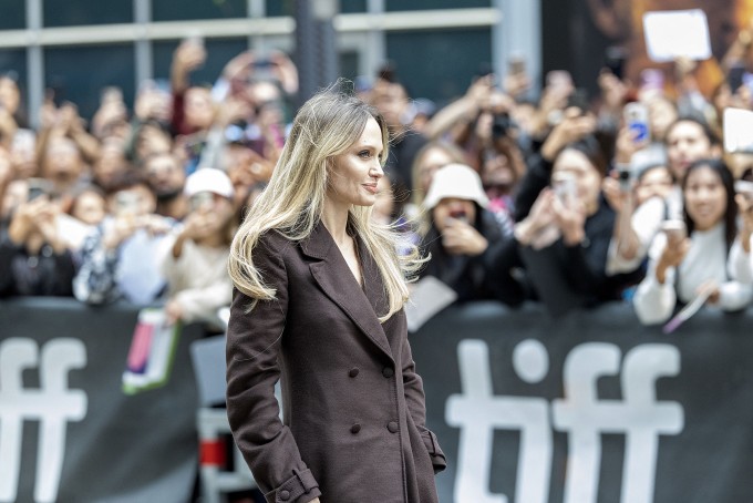 Angelina Jolie được người hâm mộ ở Canada chào đón nồng nhiệt. Ảnh: AFP