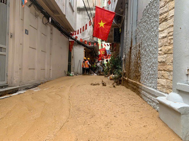 Bùn hỗn hợp khoan ngầm metro Nhổn- Ga Hà Nội phun trào lên ngõ 7 Giang Văn Minh vào chiều nay 8/9