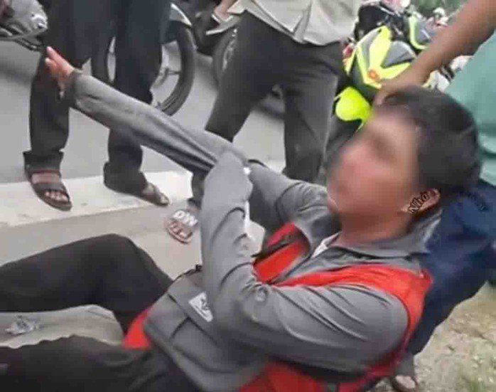 Nam shipper bị đánh chảy máu mũi vì không cho khách kiểm tra đơn hàng. Ảnh: Cắt từ clip