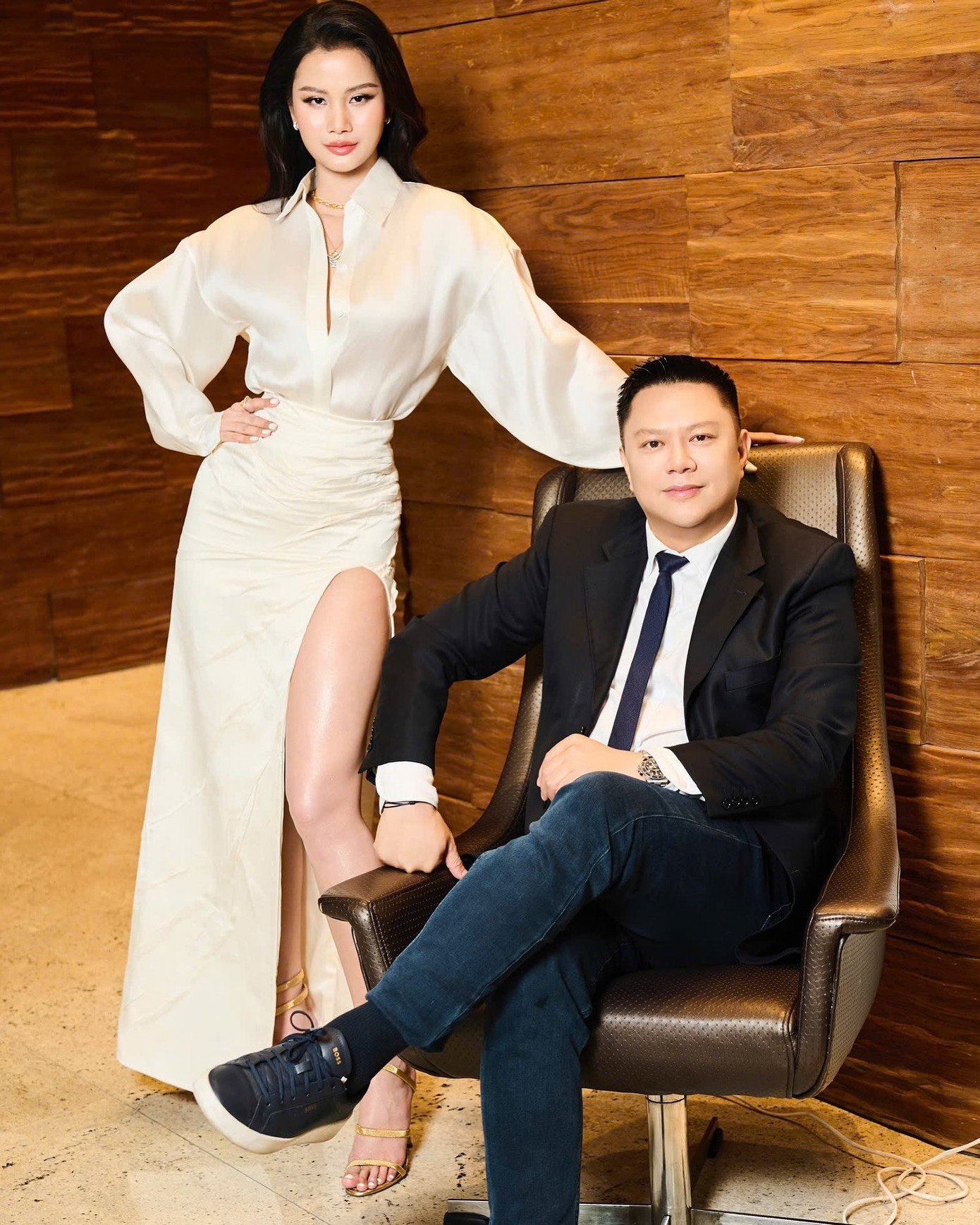 Trong lúc đó, ông Valentin Trần - Chủ tịch Miss Universe Vietnam - đã có động thái mới trên trang cá nhân khi đăng ảnh chụp cùng Á hậu Hương Ly (Giám đốc quốc gia Miss Universe Vietnam).