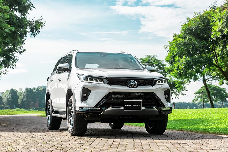 Toyota Fortuner ghi nhận doanh số 347 xe trong tháng 7, nhưng lũy kế cao hơn đối thủ.