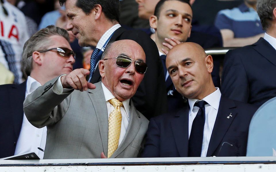 Tỷ phú Joe Lewis (trái) và Daniel Levy