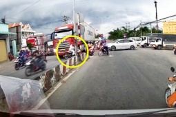 Xe máy - Xe đạp - Clip: Thanh niên đi xe máy liều lĩnh tạt đầu container, suýt mất mạng