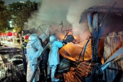 Tin tức trong ngày - Hà Nội: Cháy dữ dội tại dãy cửa hàng kinh doanh trên đường Xuân Diệu