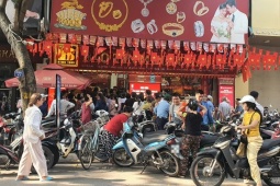 Giá vàng ngày 8/9: Quay đầu giảm, nhiều người xếp hàng xuyên trưa ở tiệm vàng