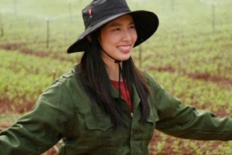 Phản hồi của Sen Vàng về hợp đồng của Hoa hậu Thùy Tiên với kẹo Kera
