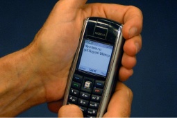 Tin nhắn SMS đầu tiên trên thế giới có nội dung gì và được gửi đi khi nào?