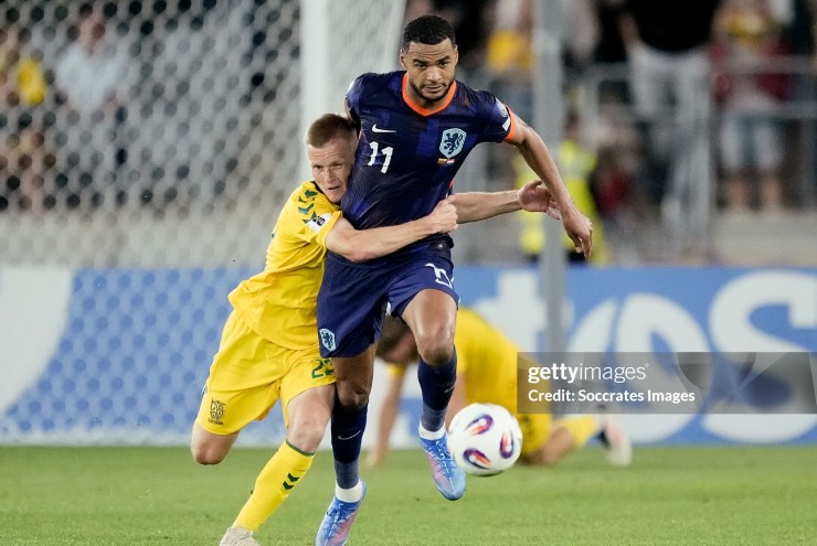 Hà Lan khởi đầu rất tốt dù phải làm khách