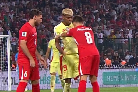 Yamal bỏ lỡ cơ hội mười mươi, va chạm nảy lửa với sao Real Madrid