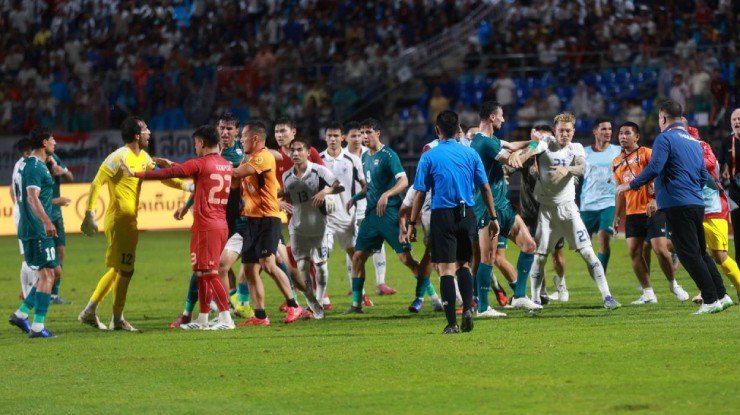 Bên cạnh thẻ đỏ của Ali, ĐT Iraq còn bị đuổi 1 cầu thủ nữa ở phút 76 (Putros). Dù vậy, họ vẫn đánh bại ĐT Thái Lan 1-0 để vô địch King’s Cup