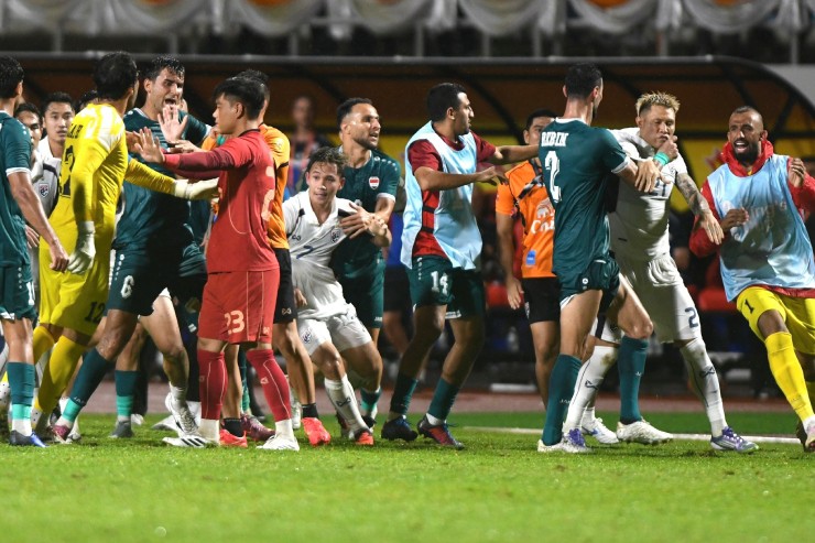 "Messi Thái" nằm cáng vì bị sao Iraq triệt hạ, chung kết King's Cup hỗn loạn - 5