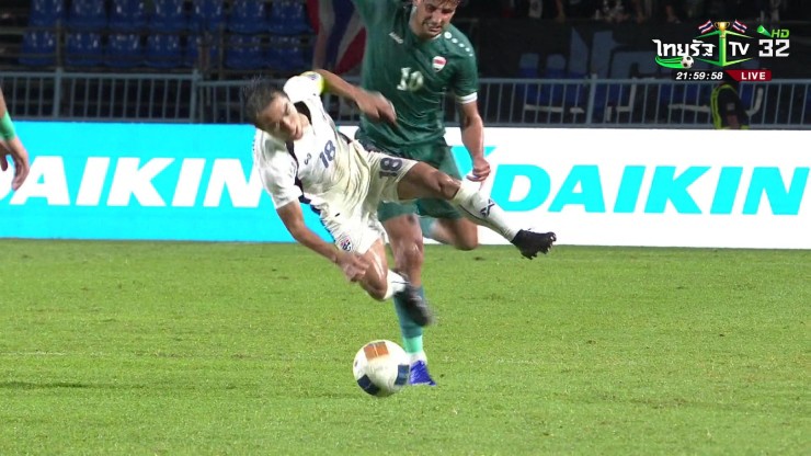 Pha bóng "triệt hạ" khiến Chanathip rời sân bằng cáng ở chung kết King’s Cup