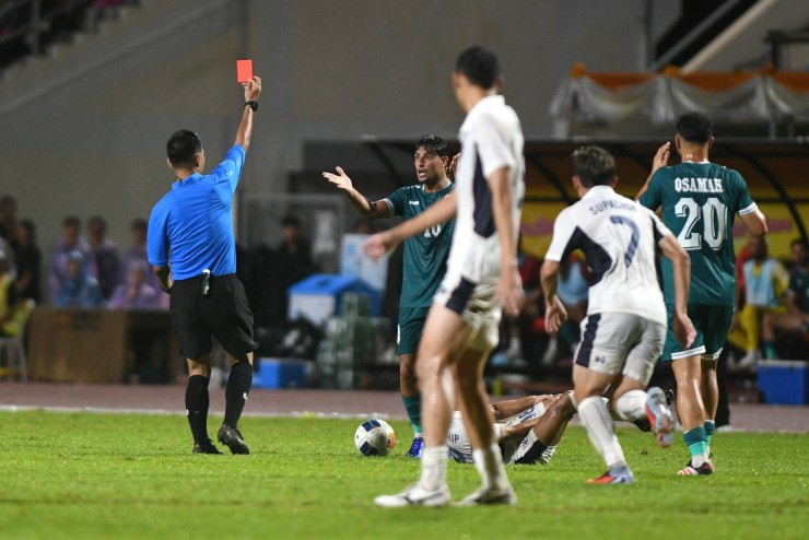 Mohanad Ali nhận thẻ đỏ vì pha chơi xấu