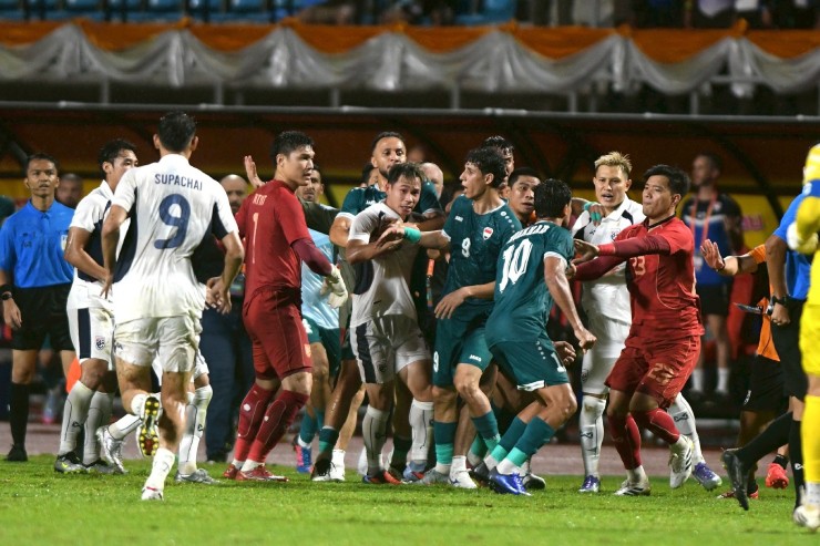 Cầu thủ 2 đội ẩu đả sau khoảnh khắc gây sốc