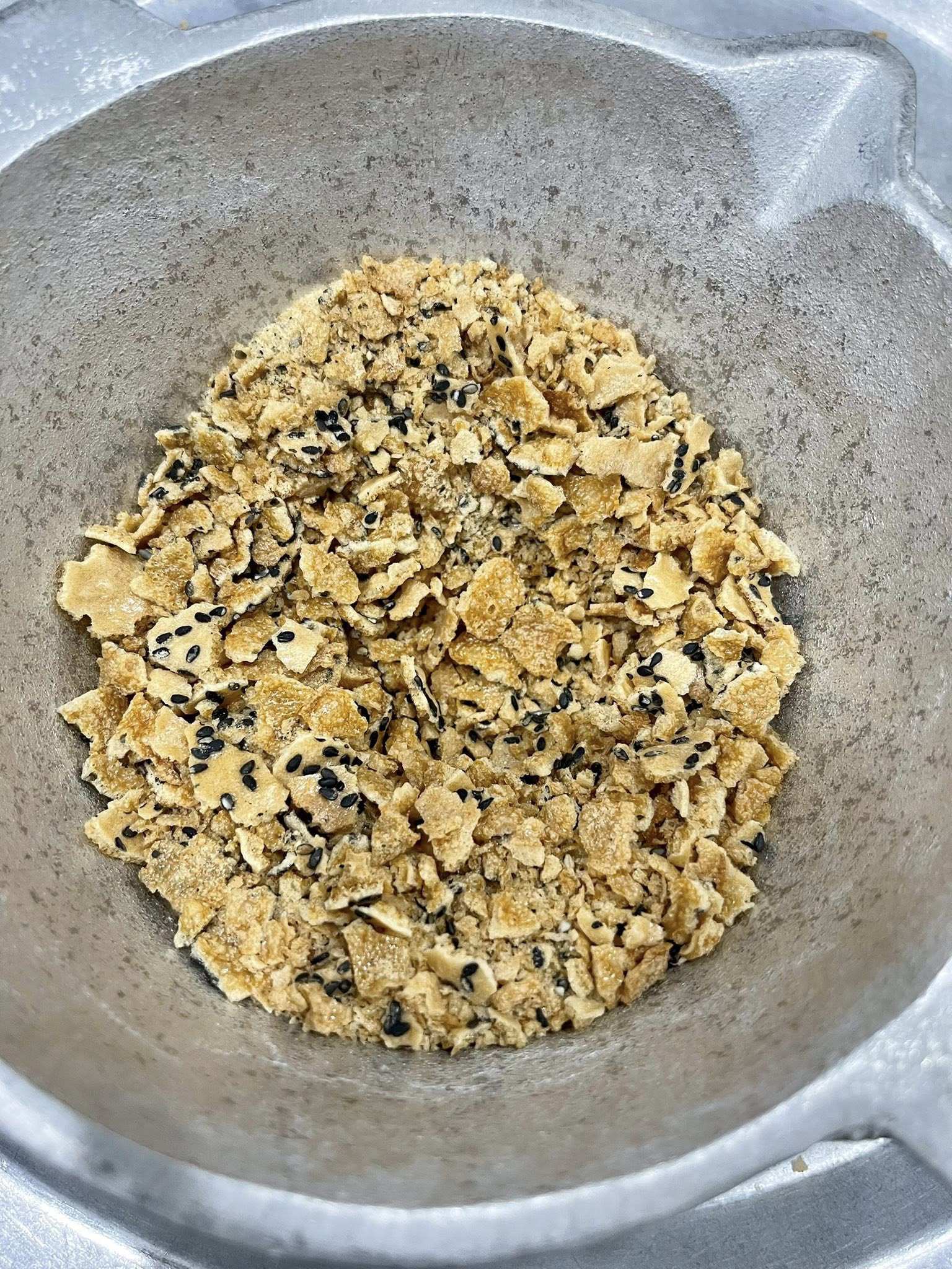 Giã dập bánh đa.