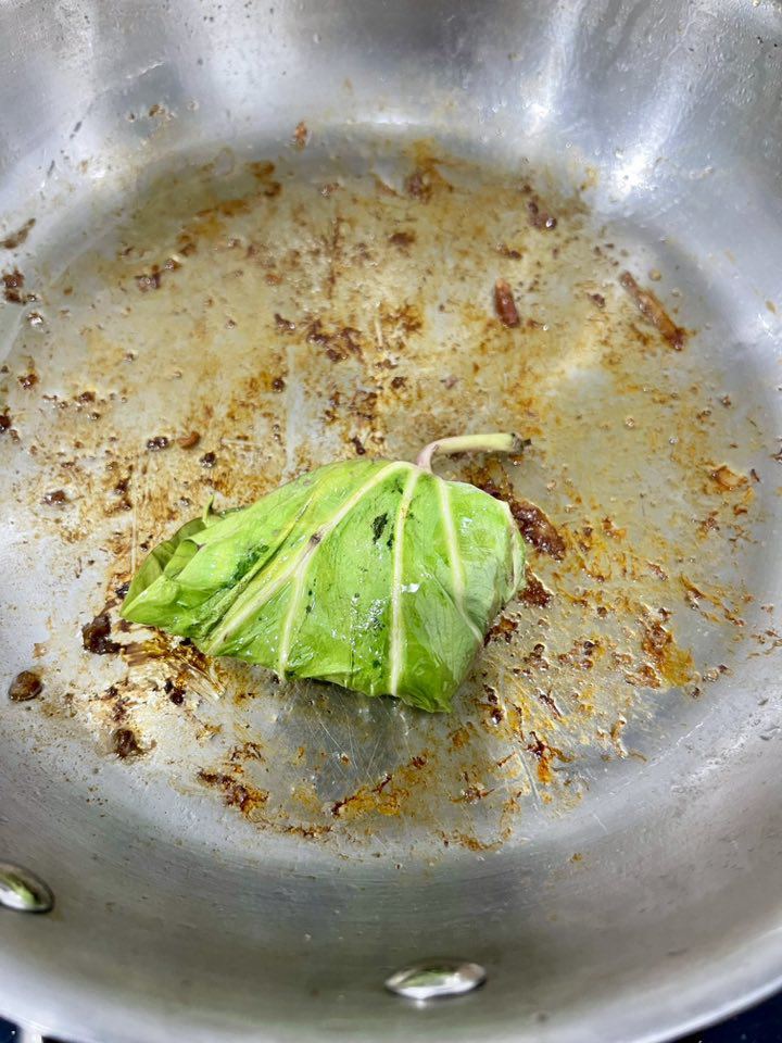Mắm tôm khô gói trong lá khoai, nướng chín lên cho thơm và đảm bảo khi ăn.